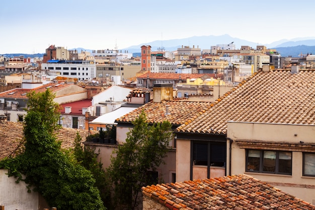 Girona dachy w pochmurny dzień. Katalonia