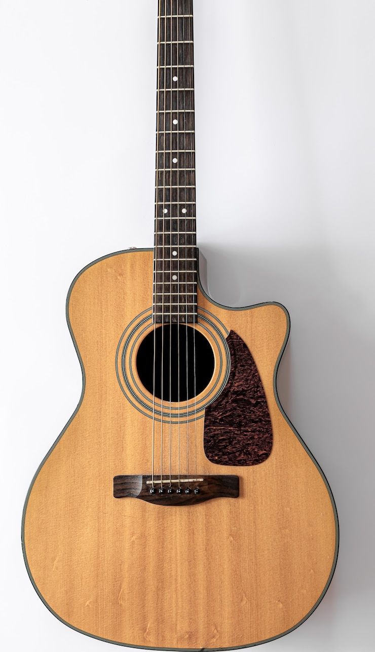 Bezpłatny plik Zdjęcie gitara akustyczna na białym tle widok z góry miejsca kopiowania