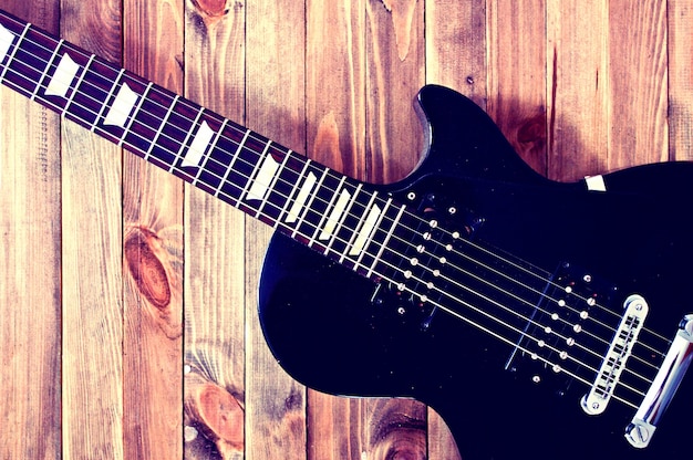 Bezpłatne zdjęcie gitara elektryczna na drewnianym stole