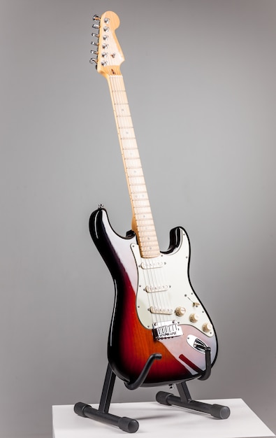 Bezpłatne zdjęcie gitara elektryczna na szaro