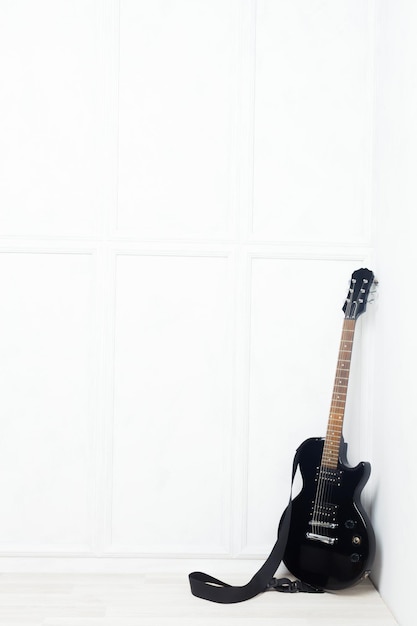 Gitara Podparta Przed Białą ścianą