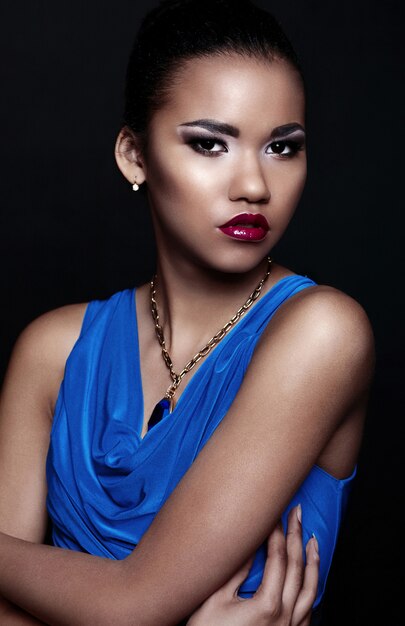glamour portret zbliżenie model piękny seksowny czarny młody stylowy kobieta w niebieskiej sukience z akcesoriami z jasny makijaż z idealnie czystą skórą