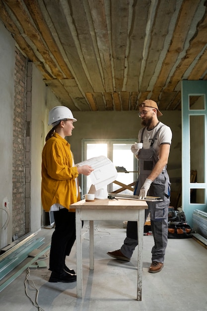 Bezpłatne zdjęcie glazurnik pracujący przy renowacji mieszkania