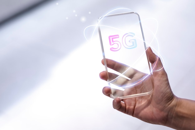 Globalna technologia tła sieci 5g z futurystycznym przezroczystym smartfonem zremiksowanym