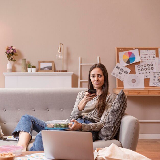 Głodny bizneswomanu jedzenie w jej przerwa na lunch