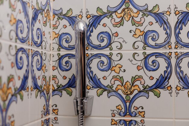 Głowica prysznicowa bidetowa z miejscem na kopię. nowoczesne wnętrze łazienki.