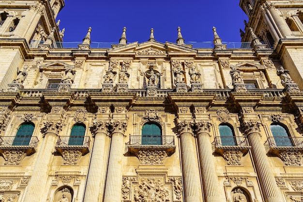 Główna fasada katedry w jaen i jej typowe zewnętrzne balkony. andaluzja hiszpania.