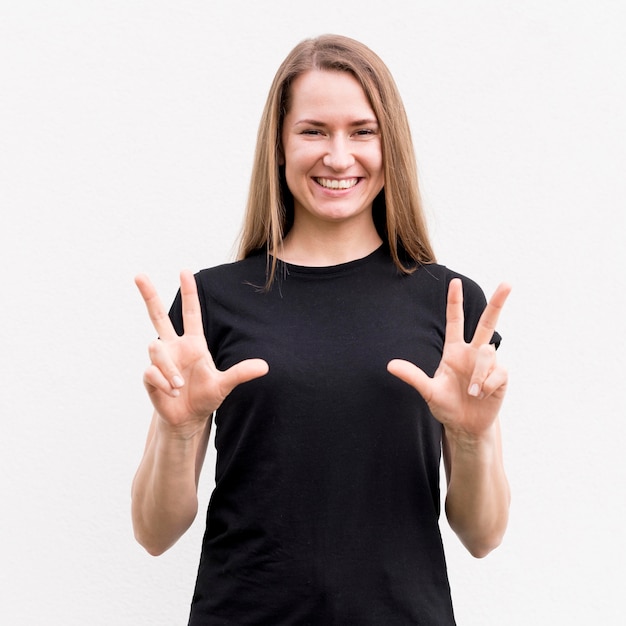 Bezpłatne zdjęcie głucha kobieta komunikująca się poprzez język migowy