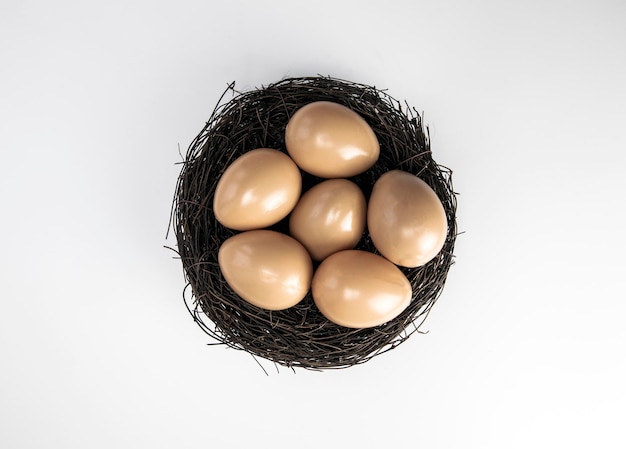 Gniazdo z jajami kurzymi lub ptasimi na białym tle widok z góry miejsca kopiowania