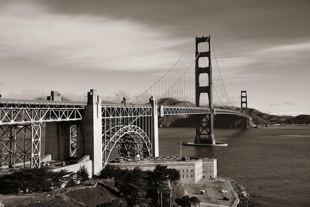 Golden Gate Bridge W San Francisco Z Kwiatem W Czerni I Bieli.