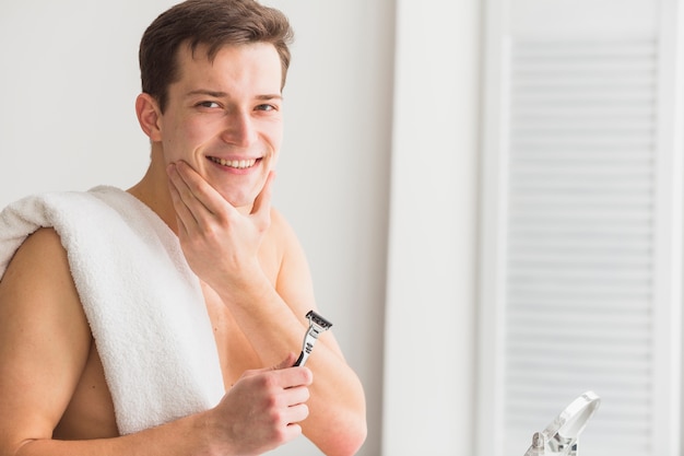 Bezpłatne zdjęcie golenia pojęcie z atrakcyjnym młodym człowiekiem