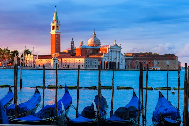 Gondole w Canal Grande o zachodzie słońca, Wenecja