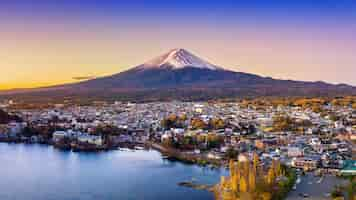 Bezpłatne zdjęcie góra fuji i jezioro kawaguchiko o zachodzie słońca, sezony jesienne góra fuji w yamanachi w japonii.