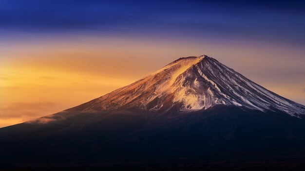 Góra Fuji o wschodzie słońca.
