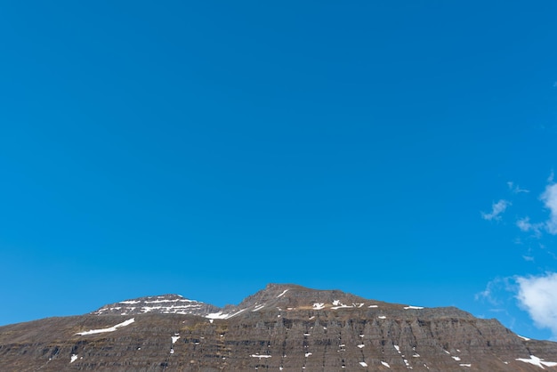 Bezpłatne zdjęcie góra i niebo seydisfjordur islandia 20 maja 2023