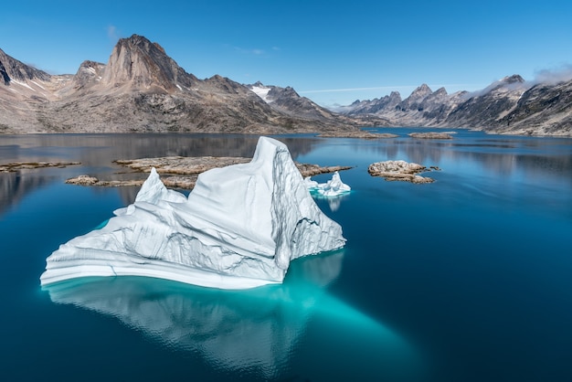 Góra lodowa w oceanie, Grenlandia
