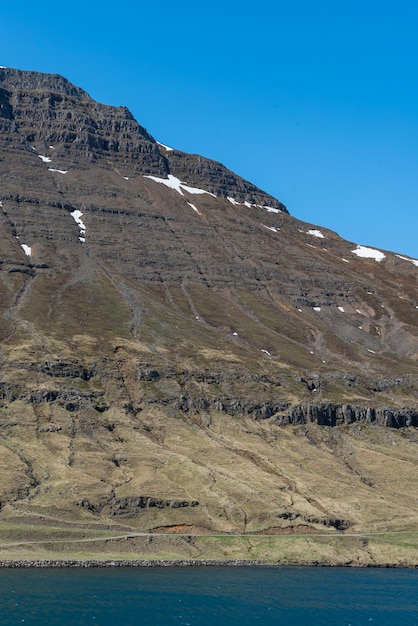 Bezpłatne zdjęcie góra, morze i niebo seydisfjörður islandia 20 maja 2023