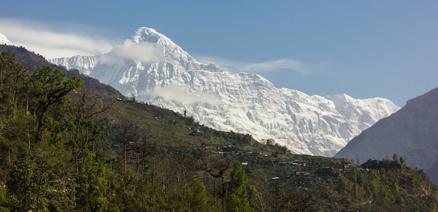 Bezpłatne zdjęcie góra pokryta śniegiem i błękitne niebo