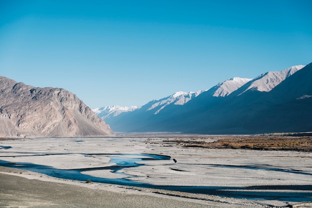 góra, rzeka i błękitne niebo w Leh Ladakh, Indie