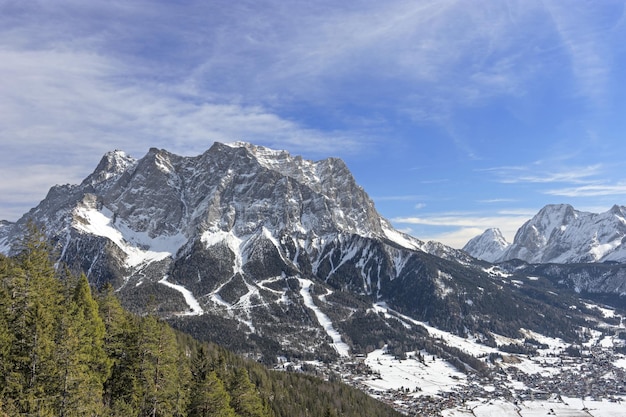 Góra Zugspitze w słoneczny dzień w zimie. Tyrol, Austria