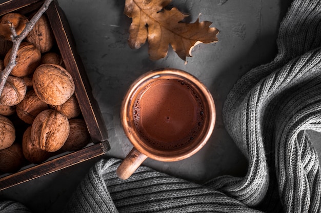Bezpłatne zdjęcie gorąca czekolada z orzechami włoskimi