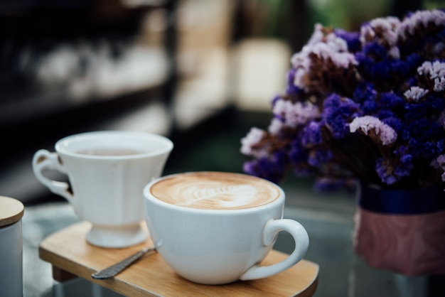 Gorąca sztuka latte w filiżance kawy na stół z drewna w kawiarni