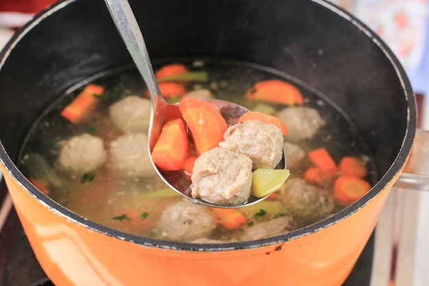 Gorąca zupa z klopsików, proces gotowania nad piecem. zupa warzywna z domowym klopsikiem