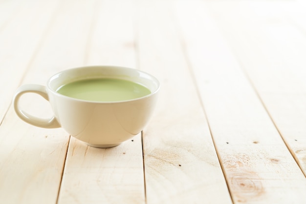 Bezpłatne zdjęcie gorący matcha latte