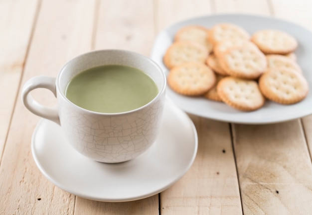 Gorący matcha latte