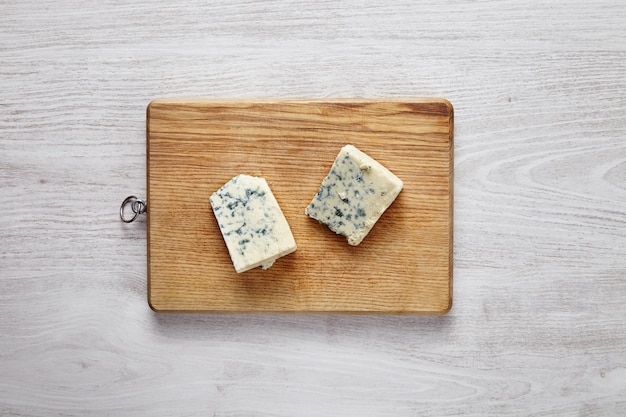 Gorgonzola, roquefort, miękki ser z izolowanym zielonym mchem
