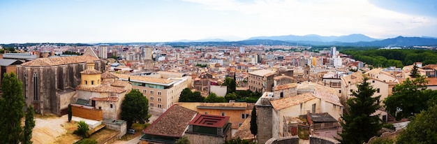 Górny panoramiczny widok na miasto europejskie. Girona