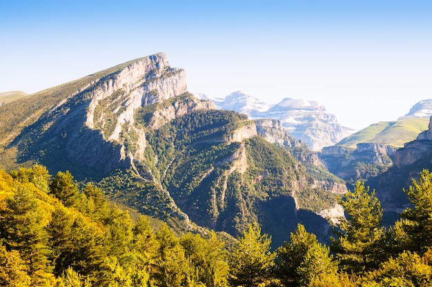 Górski krajobraz z szczytem Mondoto