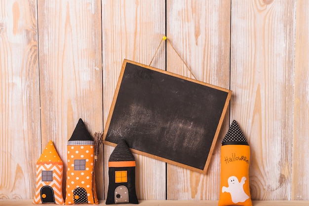 Bezpłatne zdjęcie góruje handmade kasztel blisko blackboard