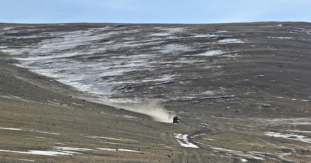 Bezpłatne zdjęcie góry i błękitne niebo z naturą w mongolii