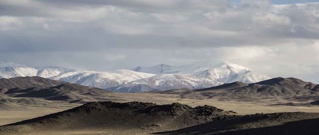 Bezpłatne zdjęcie góry i błękitne niebo z naturą w mongolii