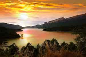 Bezpłatne zdjęcie góry jeziora w zachodzie słońca