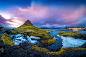 Bezpłatne zdjęcie góry kirkjufell o zmierzchu na islandii