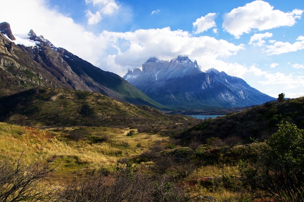 Góry Pod Bezchmurnym Niebem W Parku Narodowym Torres Del Paine W Chile