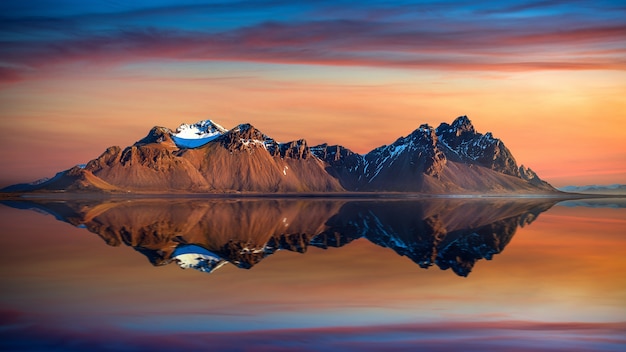 Góry Vestrahorn o zachodzie słońca w Stokksnes, Islandia.