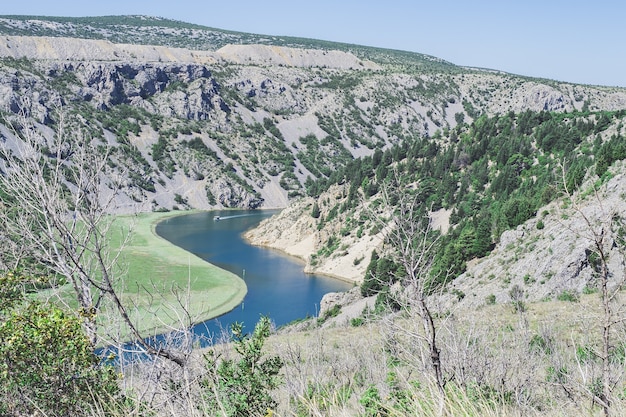 Bezpłatne zdjęcie górzysty dziki krajobraz z kanionem rzeki zrmanja w pobliżu góry velebit, chorwacja
