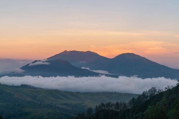 Górzysty krajobraz o zmierzchu