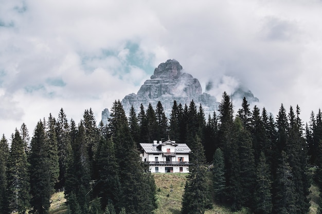 Bezpłatne zdjęcie górzysty krajobraz w parku przyrody three peaks we włoszech