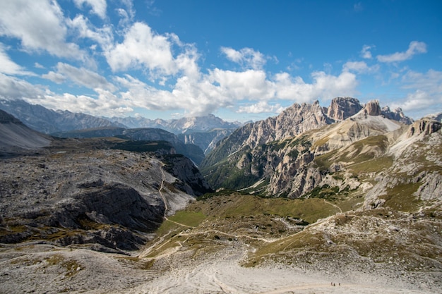 Górzysty krajobraz w parku przyrody Three Peaks we Włoszech