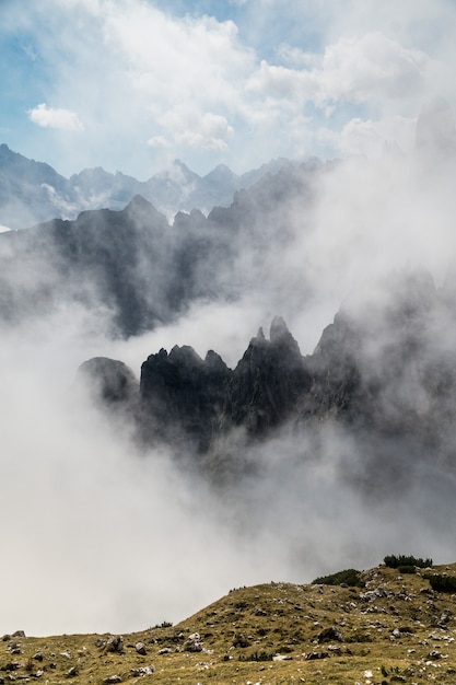 Bezpłatne zdjęcie górzysty krajobraz w parku przyrody three peaks we włoszech