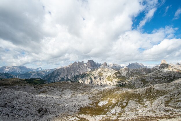 Górzysty krajobraz w parku przyrody Three Peaks we Włoszech