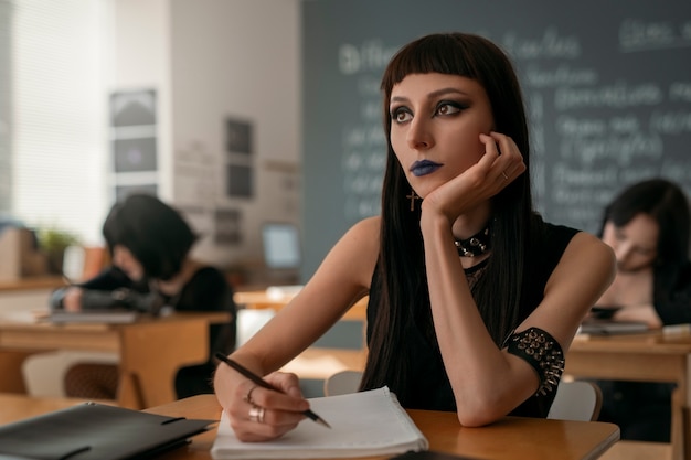 Bezpłatne zdjęcie goth uczniowie w szkole w klasie