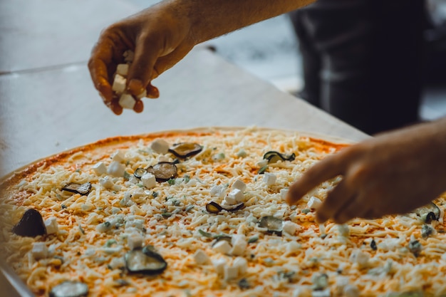 Bezpłatne zdjęcie gotowanie dużej pizzy