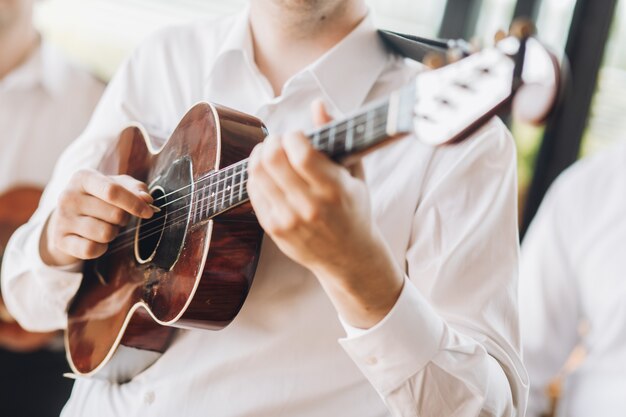 Gra na gitarze przez przystojnego mężczyznę