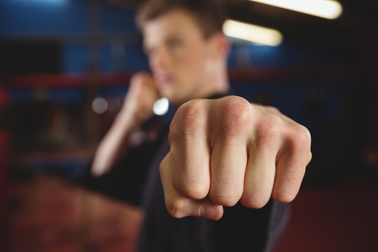 Bezpłatny plik Zdjęcie gracz karate wykonujący postawę karate