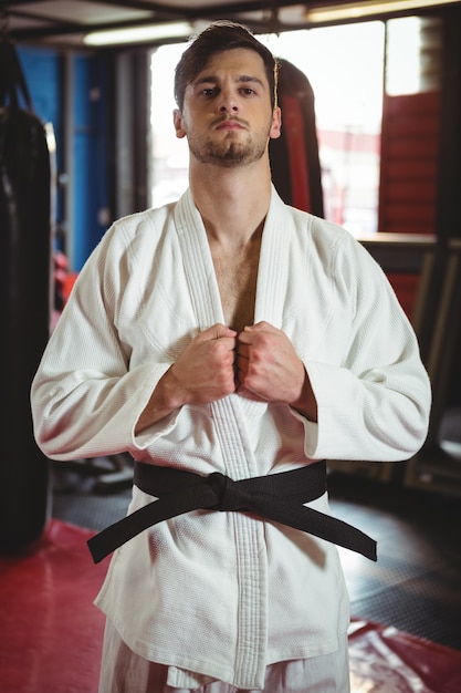 Gracz Karate Wykonujący Postawę Karate